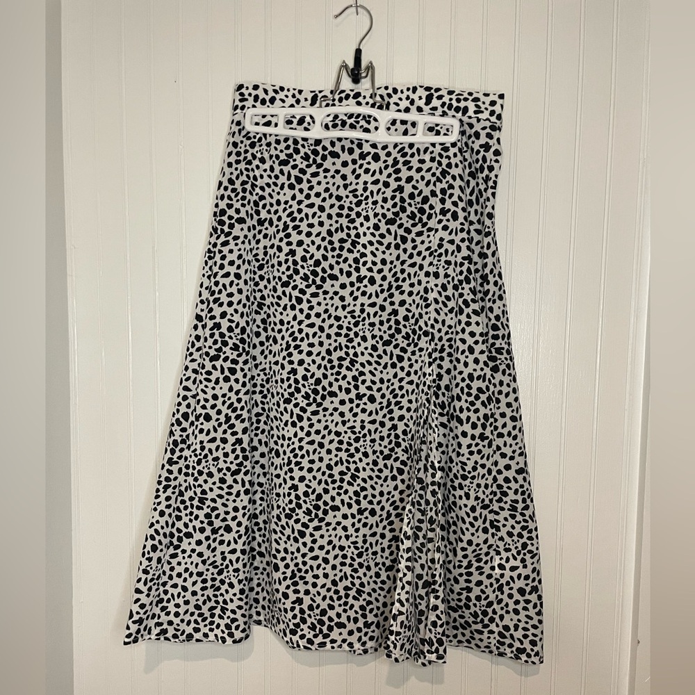 Leopard print midi skirt with high slit